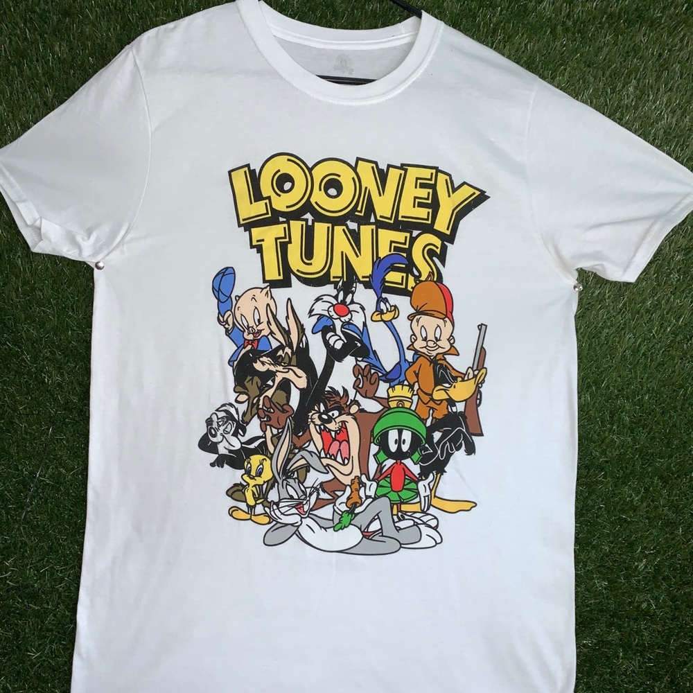 LONEY TUNES GRAPHIC T FOR SALEE!!